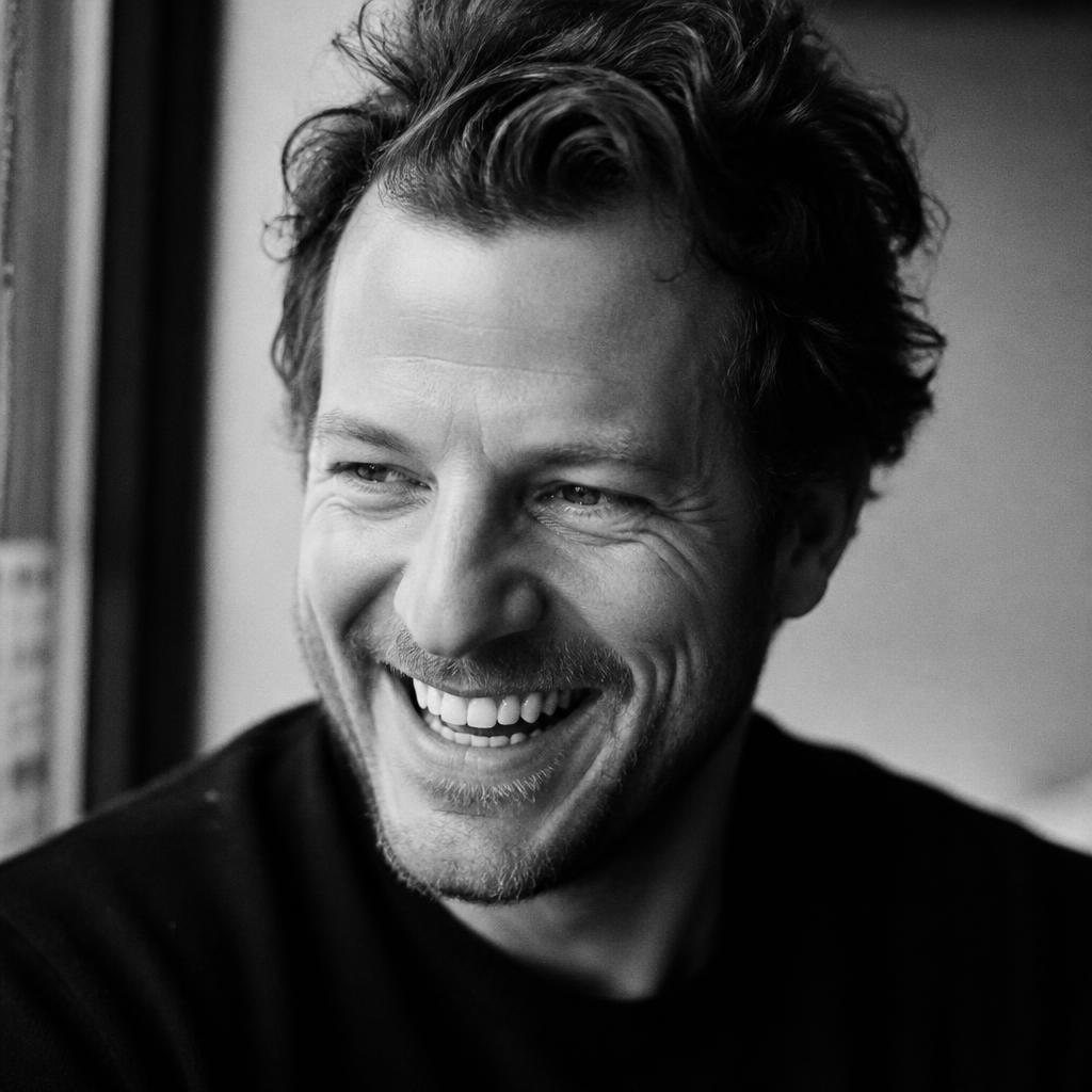 Portrait noir et blanc d'un homme souriant